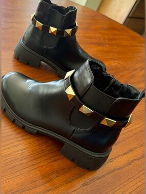Girls Steve Madden Black Combat Boots with Gold Pyramid Accent Stud collar